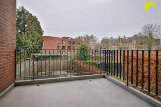 Op een zeer centrale locatie in Mortsel vinden we dit 2-slpk.appartement van 2007 met terras en achtergelegen carport.Zowel tram en bus stoppen voor...