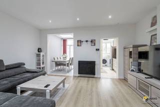 <p><span>Ter Heydelaan 198 (glv) - Deurne</span></p><p><span> </span></p><p><span>Instapklaar appartement (80 m²) met 2 slaapkamers, garage en zuid-georiënteerde tuin (45 m²) in Deurne.</span></p><p><span> </span></p><p><span>Dit appartement in de Ter Heydelaan combineert centrale bereikbaarheid met een groene omgeving. Je woont op een boogscheut van de Bisschoppenhoflaan, met winkels, voorzieningen en de snelweg vlakbij. Bovendien liggen de Bremweide en het Bisschoppenhofpark op wandelafstand.</span></p><p><span> </span></p><p><span>Dit appartement bevindt zich op de benedenverdieping van een kleinschalig gebouw van 3 hoog, waarvan het dak in 2015 geïsoleerd werd en in 2023 voorzien van 11 zonnepanelen. Ook de achtergevel kreeg in 2021 een isolatielaag. De vaste kosten bedragen slechts €50/maand en omvatten water en blokpolis. De verwarming is individueel op gas. Binnenin werd het appartement in 2021 grotendeels vernieuwd met PVC-ramen, een nieuwe verwarmingsketel, en een opgefriste keuken en badkamer.</span></p><p><span>Je komt binnen in de woonkamer (21 m²) met aansluitende eetkamer (10 m²) en keuken (9 m²), uitgerust met de nodige basisvoorzieningen en plaats voor een was- en droogmachine. Vanuit de eetkamer bereik je de badkamer (3 m²) met inloopdouche, lavabomeubel, toilet en handdoekdroger. De twee slaapkamers (10 m² en 15 m²) bevinden zich vooraan.</span></p><p><span>Tot slot beschik je nog over een privatieve kelderberging én een garage met ruimte voor twee wagens, voorzien van een oprit en elektrische poort. Bewoonbare opp. 80 m² ref.: bruto vloeropp. EPC-certificaat Voor meer info of een gratis schatting surf naar </span><span><span>www.hansimmo.be</span></span></p><p><span> </span></p>