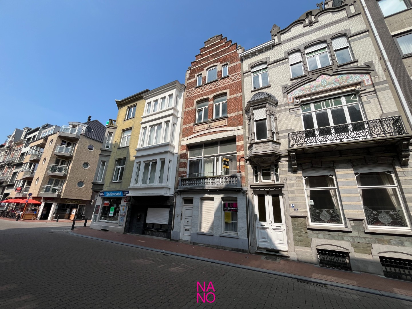 Un immeuble de rapport à rénover, actuellement divisé en 7 appartements, situé au centre commercial de Blankenberge et à quelques pas de la digue de mer. - photo 3