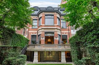 <p><span><span>Prachtig herenhuis in neo-Lodewijk XVI-stijl – Jan Van Rijswijcklaan 98, Antwerpen<br /><br />Dit statige herenhuis uit 1912, ontworpen door architect Michel De Braey in opdracht van Jules Fribourg, is een prachtig voorbeeld van de neo-Lodewijk XVI-stijl. Het huis, gelegen aan de Jan Van Rijswijcklaan, combineert historische charme met veel potentieel voor modern comfort.<br /><br />Bij binnenkomst word je verwelkomd in een monumentale inkomhal die leidt naar de centrale traphal, het hart van de woning. Op de begane grond bevinden zich een indrukwekkend salon, een ruime eetkamer en dienstruimtes, waaronder een bijkeuken en toilet. Vanuit de eetkamer heb je toegang tot een mooi terras en een verzorgde tuin in Parijse stijl.<br /><br />De eerste verdieping biedt een royale master suite met en suite badkamer, kleedkamer en een apart toilet. Aan de voorzijde van de verdieping ligt een gastenkamer met eigen badkamer en een sfeervolle bureauruimte. De trap wordt hier bekroond met een indrukwekkend glas-in-lood kunstwerk.<br /><br />Op de tweede verdieping, die toegankelijk is via de diensttrap of de lift, vinden we een ruime slaapkamer met dressing en badkamer. Daarnaast is er een grote bureauruimte met bijhorende keuken, die eenvoudig kan worden omgebouwd tot twee extra ruime slaapkamers met badkamers.<br /><br />De woning is volledig onderkelderd, met diverse bruikbare ruimtes, waaronder wijnkelders en kamers die door de hoge plafonds en lichtinval als verblijfsruimte kunnen worden gebruikt. Vanuit de kelder is er directe toegang tot de tuin.<br /><br />Extra kenmerken:</span></span></p><ul><li><span>Lift aanwezig die toegang biedt tot alle verdiepingen</span></li><li><span><span>Authentieke elementen zoals hoge plafonds en glas-in-lood blijven behouden</span></span></li><li><span><span>Ruime, onderkelderde ruimtes geschikt voor verschillende doeleinden</span></span></li><li><span><span>Gelegen in de prestigieuze wijk Markgrave, met uitstekende verbindingen naar het stadscentrum en uitvalswegen</span></span></li></ul><p><br /><span><span><span>Deze woning is ideaal voor wie op zoek is naar een historisch pand met veel mogelijkheden voor persoonlijke invulling. Voor meer informatie of een bezichtiging, neem contact op.</span></span></span><br /> </p>