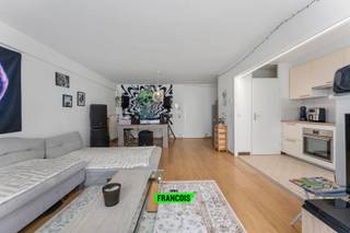 Welkom in dit ruime en lichtrijke appartement 🏡, ideaal gelegen op het bruisende Monacoplein in Oostende. Dankzij de centrale ligging bevindt u zich op wandelafstand van de zeedijk en het strand 🌊, tal van winkels 🛍️, gezellige horecazaken ☕🍴 en het openbaar vervoer 🚋. Hier woont u midden in het levendige stadsleven, met toch alle rust en comfort van een goed ingedeeld appartement.<br /><br />Het appartement biedt een ruime leefruimte 🛋️ waar natuurlijk licht overvloedig binnenvalt. De praktische keuken 🍳 is volledig uitgerust en biedt alles wat u nodig heeft om comfortabel te koken. Verder zijn er twee volwaardige slaapkamers 🛏️ die voldoende plaats en privacy garanderen. De badkamer 🛁 is praktisch ingericht en klaar voor gebruik.<br /><br />Kortom: een instapklaar appartement met alles binnen handbereik – ideaal als vaste woonst, tweede verblijf of investering!