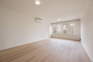 Excellently located south of Rivierenhof Park, quiet close to green but still easily accessible.Layout: Deep garage for three cars's back to back...