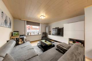 Op zoek naar een veelzijdige woning met tal van mogelijkheden? Deze eigendom biedt een unieke combinatie van ruimte en functionaliteit. Voormalig ingericht als kinderdagverblijf, beschikt het gelijkvloers over een uitzonderlijk grote polyvalente ruimte (+/- 144m²) die zich perfect leent voor diverse doeleinden zoals afgebeeld op de renders.<br />De indeling is als volgt, gelijkvloers:  inkomhal, woon- en eetkamer, geïnstalleerde keuken, berging en wasplaats. Aangename omheinde tuin met aangelegd terras. 1e v.: nachthal, drie ruime en lichtrijke slaapkamers en een badkamer. Zolderverdieping is volledig geïsoleerd en afgewerkt, bereikbaar via een vaste trap, en biedt extra mogelijkheden voor bijkomende kamers of hobbyruimte.<br /><br />Kortom, een ruime en flexibele woning met tal van potentieel zonder renovatieverplichting. <br /><br />Meer informatie of een bezoek ter plaatse? Neem dan contact op met Imani via 0478 26 26 36 of imani@panorama.immo