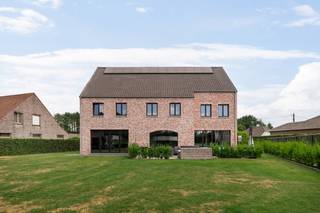 Ontdek deze unieke en energiezuinige royale recente villa gelegen op een prachtig zonnig perceel van 1080 m² in het landelijke en rustige...