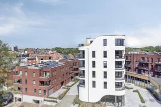 Nouveau projet de construction Parkview à Boom : les appartements sont complètement prêts ! Seuls quelques appartements prêts à emménager sont encore disponibles. Venez découvrir rapidement ces dernières unités, y compris le show-house.Chaque appartement (2-3 chambres, terrasse ensoleillée, rez-de-chaussée avec jardin) a une finition « clé sur la porte » avec un souci du détail, un style intemporel et tout le confort moderne. La durabilité est essentielle : tous les appartements sont quasiment neutres sur le plan énergétique (E20, fiscalement avantageux). Des matériaux durables et de haute qualité ont été utilisés régulièrement.Le Parkview in Boom est idéalement situé à quelques minutes à pied et à vélo du centre. La commune bénéficie d'une situation très centrale : Anvers, Bruxelles, Malines et Lierre sont à 20 minutes de trajet, grâce à la connexion à l'A12 et à l'E19. Les arrêts de bus situés à proximité offrent une connexion optimale avec les transports en commun à destination d'Anvers, Malines et Bruxelles. De plus, il bénéficie d'un emplacement paisible à proximité des rives du Rupel.Contactez-nous dès aujourd'hui pour plus d'informations sur ce nouveau projet de construction unique à Boom au 03 888 38 88 ou boom@dewaele.com