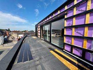 Ontdek dit exclusieve nieuwbouwproject in het centrum van Assenede, op de hoek van de Diederikstraat en de Kriekerijstraat. Dit kleinschalige project omvat vijf stijlvolle appartementen en twee moderne woningen, waarbij comfort, energiezuinigheid en een hoogwaardige afwerking centraal staan. Elke entiteit beschikt over een private parkeerplaats en bewoners kunnen gebruikmaken van een gemeenschappelijke fietsenberging. Bovendien krijgt u als koper nog de vrijheid om zowel de keuken als de badkamermeubels volledig naar eigen smaak samen te stellen, zodat uw nieuwe thuis perfect aansluit bij uw persoonlijke woonwensen.<br /><br />Exclusief wonen op het hoogste niveau. Dit prachtige penthouse beschikt over een bewoonbare oppervlakte van 134,76 m² en combineert een royale leefruimte met open keuken, 2 ruime slaapkamers en een overvloed aan natuurlijk licht.<br /><br />De absolute blikvanger zijn de drie prachtige terrassen, samen goed voor 45,54 m², georiënteerd naar verschillende windrichtingen. Hierdoor geniet u de hele dag door van zon én schaduw.<br /><br />Bereikbaar met de lift vormt dit penthouse een unieke woongelegenheid voor wie op zoek is naar luxe, comfort en een uitzonderlijke buitenbeleving.<br /><br />Meer info of een bezoek? Bel WIJSvastgoed +32 9 395 80 10 !
