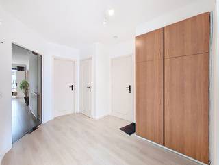 In een aangename en rustige wijk te Mortsel vinden we dit ruim en praktisch ingedeeld appartement met 2 (mogelijkheid tot 3) slaapkamers...