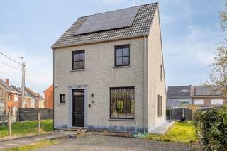 <p>Deze moderne woning, slechts 2 jaar oud, is volledig afgewerkt volgens de hedendaagse normen. Met een uitstekend EPC A (19kWh/m²), zonnepanelen, ventilatiesysteem van Renson en conforme elektriciteit, bent u hier volledig klaar voor de toekomst.</p>
<p>De woning heeft op de bovenverdieping 3 slaapkamers en een stijlvolle badkamer met bad én inloopdouche. Daarnaast is er ook nog een aparte toilet. Handige bergzolder voor het stockeren van spullen of een extra ruimte.</p>
<p>Beneden vormt de lichtrijke leefruimte met open keuken het hart van de woning en geeft deze rechtstreeks uit op het mooi aangelegd terras en tuin. Er is ook een extra bergruimte aanwezig voor wasmachine en droogkast.</p>
<p>Buiten geniet je van een gezellige overdekte zitplaats achteraan en een praktisch tuinhuis. Vooraan de woning is er een ruime oprit met plaats voor 3 wagens! Aansluiting voor laadpaal zit klaar.</p>
<p>Gelegen in een rustige straat nabij het centrum en station van Erembodegem en de op- en afrit van de E40. Ideaal voor wie rustig wil wonen met alle bereikbaarheid binnen handbereik.</p>
<p>Kom deze stijlvolle woning nu bekijken! Mogelijkheid om aan te kopen aan 2 % registratierechten.</p>