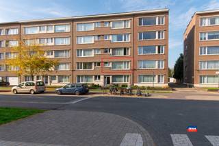 <p><span>WILRIJK | RUIM APPARTEMENT MET TWEE SLAAPKAMERS, TERRASJE EN KELDER | EPC 266 (C) |</span></p><p><span>Indeling als volgt: inkomhal met vestiairehoek en gastentoilet - ruime woonkamer - keuken (dubbele spoelbak - gasvuur- koelkast en diepvries), badkamer met douche en aansluiting wasmachine/droogkast, 2 slaapkamers waarvan één met balkon. </span></p><p><span>Het appartement is momenteel verhuurd aan 850 /maand (incl. alg. kosten)</span></p><p><span> </span></p><p><span>TROEVEN :</span></p><p><span>- Vlotte bereikbaarheid</span></p><p><span>- Nieuwe CV-ketel (2024)</span></p><p><span>- Overal dubbele beglazing</span></p><p><span>- Private kelder berging</span></p><p><span>- Lage algemene kosten (ca. 80 /maand)</span></p>