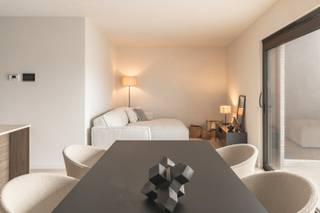 Deze prachtige penthouse in Kortrijk is een unieke kans voor wie op zoek is naar luxe en comfort. Dit appartement biedt alle moderne gemakken die je maar kunt wensen.<br /><br />Een bijzondere troef van deze locatie is de komst van een semi-publieke, groene doorgang van de Grote Markt tot in de Jan Persijnstraat. <br /><br />Indeling als volgt: <br />Inkomhal met apart toilet, ruime en lichtrijke leefruimte met open keuken die voorzien is van alle toestellen (vaatwasmachine, frigo, oven, microgolf en inductie kookplaat). Aansluitend is er ook een eerste zonnig terras. <br /><br />Verder is er de ruime slaapkamer met aansluitend de badkamer die voorzien is van een inloopdouche. Via de slaapkamer is er toegang tot het 2e ruime terras waar je kunt genieten van het uitzicht over de stad. <br /> <br />Kortom, deze penthouse appartement in Kortrijk is een geweldige keuze voor wie op zoek is naar een modern en luxe verblijf. Met zijn prachtige terrassen, ruime indeling en energiezuinigheid (A label) is het de perfecte plek om te wonen.<br /><br />Huurprijs: 1.150 EUR/maand + 85 EUR/maand syndic of een totaal van 1.235 EUR/maand<br />Adres: Jan Persijnstraat 6/51, 8500 Kortrijk<br />Onze referentie: DEV5185