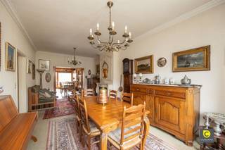 <p><span>Ruime gezinswoning met garage en tuin in de gegeerde Pulhofwijk</span></p><p><span>In de geliefde Pulhofwijk, meer bepaald in de Niellonstraat, bevindt zich deze ruime woning met een bewoonbare oppervlakte van 248 m² (cfr. EPC). Een pand boordevol mogelijkheden, waar ruimte, licht en ligging samenkomen - ideaal voor wie zijn eigen woonverhaal wil creëren op een toplocatie.</span></p><p><span> </span></p><p><span>Gelijkvloers</span></p><p><span>U wordt verwelkomd in een inkomhal met vestiairemogelijkheid en een apart gastentoilet. Van hieruit betreedt u de leefruimte van ca. 50 m², opgebouwd uit een gezellige zithoek, eetkamer en een aangename veranda. Dankzij deze indeling geniet u van een mooie connectie tussen binnen en buiten. De keuken bevindt zich eveneens op het gelijkvloers en kan volledig naar eigen smaak worden ingericht.</span></p><p><span> </span></p><p><span>Kelder</span></p><p><span>Een absolute troef is de zeer ruime garage, die tal van mogelijkheden biedt (werkruimte, opslag, hobbyruimte,...). Voor de garage ligt bovendien een ruime oprit waar makkelijk nog twee wagens kunnen parkeren. Achteraan is ook een aansluiting voorzien voor wasmachine en droogkast. Daarnaast is er nog een aparte kelderruimte.</span></p><p><span> </span></p><p><span>Tuin</span></p><p><span>Zowel via de veranda als via de garage bereikt u de zuidoost georiënteerde tuin van ca. 55 m² - een fijne plek om te genieten van de ochtend- en middagzon in alle rust.</span></p><p><span> </span></p><p><span>Eerste verdieping</span></p><p><span>Op de eerste verdieping bevinden zich vier slaapkamers (ca. 16 m², 14 m², 8 m² en 7 m²), ideaal voor gezinnen of wie nood heeft aan een bureau of hobbyruimte. De badkamer is uitgerust met een inloopdouche, lavabomeubel en een extra toilet.</span></p><p><span> </span></p><p><span>Zolderverdieping</span></p><p><span>Via een zoldertrap bereikt u de ruime zolderverdieping, een plek met bijzonder veel potentieel. Deze ruimte biedt tal van mogelijkheden voor wie extra kamers, een bureau of een hobbyruimte wil creëren  een mooie kans om deze woning verder naar eigen wensen vorm te geven. Het dak werd gerenoveerd in 2009 en de zoldervloer geïsoleerd in 2019.</span></p><p><span> </span></p><p><span>Extra troeven</span></p><p><span>- Gelegen in de gegeerde Pulhofwijk</span></p><p><span>- Zuidoost georiënteerde tuin (ca. 55 m²)</span></p><p><span>- Zeer ruime garage met tal van mogelijkheden + oprit</span></p><p><span>- 4 slaapkamers</span></p><p><span>- Zolder met uitbreidingsmogelijkheden</span></p><p><span> </span></p><p><span>Deze woning biedt een unieke combinatie van ruimte, ligging en potentieel. Een ideale kans voor wie op zoek is naar een warme gezinswoning die u volledig naar eigen smaak kan vormgeven, in één van de meest gegeerde buurten van Berchem. </span></p><p><span> </span></p><p><span>VISIT &amp; BUY</span><span>:</span><span> U bent van harte uitgenodigd op </span><span>woensdag 1 &amp; zaterdag 4 april </span><span>te Niellonstraat 28, 2600 Berchem. Onze deskundige makelaar staat klaar om al uw vragen te beantwoorden. Bevestig alvast uw aanwezigheid via deze link <span>https://www.coprimmo.com/nl/te-koop/28784/pulhof-ruime-woning-in-berchem</span></span><span>, via <span>info@coprimmo.be</span></span><span> of telefonisch: 03.449.49.77. Bij interesse kunt u na bezichtiging een </span><span>bod uitbrengen tot en met dinsdag 7 april - 15u00</span><span>.</span></p><p><span> </span></p>