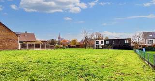 Deze woningen bevinden zich op een steenworp van het centrum van Sint-Ulriks-Kapelle, een charmant dorpje doordrenkt van natuurlijke schoonheid. De woningen worden volledig op maat én sleutel-op-de-deur gebouwd waarbij de bouwstijl, indeling en zelfs de keuze van materialen en kleuren worden aangepast aan uw wensen, alles onder professionele begeleiding.
De voorbeeldwoning bestaat uit een ruime inkomhal, een open keuken, een leefruimte, een berging en een gastentoilet op de begane grond. Op de eerste verdieping bevindt zich een nachthal, drie slaapkamers, een toilet en een badkamer. De zolderverdieping biedt een volwaardige ruimte. Buiten is er een aangename tuin en voldoende ruimte voor een parkeerplaats.
Omgeven door weelderige velden en groene landschappen, biedt deze omgeving een betoverende setting voor natuurliefhebbers. Brussel ligt slechts op 11 km afstand. De E40 als de E19  zijn binnen 8 minuten bereikbaar met de auto, terwijl gebruikers van het openbaar vervoer een bushalte vinden op slechts 100 meter afstand.
De vermelde prijzen zijn exclusief registratierechten op de grond en BTW op de constructiewaarde. Deze prijzen gelden voor de bouw volgens het huidige plan en conform de afwerking en materialen zoals gespecificeerd in het lastenboek. Dit omvat onder andere een volledig ingerichte keuken, badkamer, toiletten, centrale verwarming, zonnepanelen, driedubbele beglazing, warmtepomp en vloerverwarming op het gelijkvloers en in de badkamer.