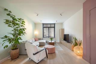 GELIJKVLOERSInkomhal 10m² op tegel.Leefruimte 33m² op parket.Open keuken 23m² op tegel voorzien van een inductiekookplaat, vaatwasser, hete lucht...