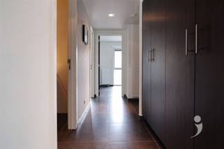 <p><span>Looking for a move-in ready apartment in a very quiet location in the center of Leuven? Then this well-maintained apartment on the first floor is definitely worth a visit!</span></p><p><span> </span></p><p><span>The apartment is located on the first floor and accessible by lift or stairs. There is an entrance hall with guest toilet and a practical built-in wardrobe. There is a bright living area with seating area, dining space, and modern open kitchen. The kitchen is equipped with all necessary appliances. Additionally, there is a useful storage space.</span></p><p><span> </span></p><p><span>From the living area, there is access to the spacious southwest-facing terrace, overlooking the green inner garden.</span></p><p><span> </span></p><p><span>Furthermore, the apartment has two bedrooms (14m² and 10m²) and a bathroom with separate shower, bathtub, and double sink.</span></p><p><span> </span></p><p><span> </span></p><p><span> </span></p>