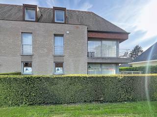 Dit appartement (2004) combineert ruimte en een toplocatie nabij AZ Sint-Jan en station Sint-Pieters. Het appartement bied je een grote, lichtrijke woonkamer, 2 slaapkamers en een gezellig terras. Groot pluspunt is de eigen ondergrondse staanplaats.Indeling: -1°V: kelderberging - staanplaats 1°V: inkom - apart toilet - berging (4 m²) met aansluiting voor de wasmachine - woonkamer (26 m²) met open keuken voorzien van keramische kookplaat, oven, frigo met diepvriesvakje, vaatwasser en dubbele spoelbak - badkamer (4 m²) uitgerust met een ligbad en douchescherm, enkele lavabo en spiegelkast - 2 slaapkamers (11 m² - 9 m²) - terras Algemeen: - Huurprijs: € 875,00/maand- Provisie privaat waterverbruik: € 30,00/maand- Provisie gemeenschappelijke delen: € 20,00/maand - Beschikbaar vanaf: 01/08/2026 De snelste manier om een bezoek te brengen aan dit pand? Vraag je bezoek aan via de roze knop op onze website (www.dewaele.com) en je wordt gecontacteerd door onze verhuurexpert Broes.Telefonisch kunnen er geen afspraken gemaakt worden. Bij andere vragen kun je ons telefonisch contacteren via 050 444 999.