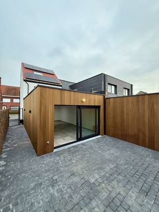 TOPPER! Nieuw op de vastgoedmarkt is deze net gerenoveerde half-open gezinswoning (°2025) met een bewoonbare oppervlakte van maar liefst 154m2.<br /><br />De woning gelegen op een perceel van 422m2 werd volledig en energiezuinig gerenoveerd met aandacht voor afwerking en duurzaamheid. Extra pluspunt is de zij-ingang rechts van de woning die rechtstreeks toegang biedt tot het terras &amp; de tuin. De woning werd gerenoveerd met oog op de toekomst (vloerverwarming , 8 zonnepanelen met 3.560Wp, voorzieningen voor warmtepomp, ...) <br /><br />Verhuizen wordt een plezier: meubels erin en meteen genieten van het comfort!<br />Dankzij een doordachte uitbreiding en hedendaagse afwerking is dit een ideale gezinswoning voor wie op zoek is naar kwaliteit, licht en ruimte.<br /><br />De woonst bestaat uit volgende indeling op het gelijkvloers; een inkomhal met gastentoilet, een functionele berging/wasplaats, aansluitend een knappe volledig geïnstalleerde keuken met eiland (SMEG-toestellen) en voldoende opbergruimte, een lichtrijke leefruimte met zicht op de tuin, een groot en zonnig terras voorzien van wandverlichting en hedendaagse afwerking, een zonnige tuin met verzicht en toegang via de zijkant van de woning tot vooraan;<br /><br />Op de eerste verdieping bevindt zich de nachthal met apart toilet, een comfortabele badkamer met inloopdouche - ligbad en dubbele wastafel en een master-bedroom met dressing;<br /><br />Op de tweede verdieping (te bereiken via een vaste trap) zijn er 2 kinderkamers voorzien.<br /><br />De woning ligt op wandel- en fietsafstand van alle dagelijkse voorzieningen: school, kinderopvang, bakker, slager, apotheek, supermarkt en het openbaar vervoer. De ligging is centrumgericht met een vlotte bereikbaarheid naar de E403 en N32.<br /><br />De gevel werd afgewerkt met een stijlvolle kaleilaag in gebroken wit, wat zorgt voor een mooie, tijdloze uitstraling én extra duurzaamheid tegen weersinvloeden.<br /><br />EPC 196 kWh/m2 (B-Label)<br /><br />+ Volledig kwalitatief gerenoveerd in 2025 <br />+ Energiezuinig wonen met EPC-label B<br />+ Vloerverwarming en 8 zonnepanelen (3.560 Wp)<br />+ Kwalitatieve keuken met eiland op maat (SMEG-toestellen)<br />+ Landelijk verzicht<br />+ Regenput 5.000 liter<br />+ Videofoon<br />+ Zuid-gerichte, diepe tuin met terras, landelijk verzicht en volledige privacy<br />+ Centrale ligging nabij winkels, scholen, fiets- en autoverbindingen<br />+ Zij-ingang (half-open)<br /><br />KOOP DEZE TOPPER RECHTSTREEKS VAN DE EIGENAARS!<br /><br />0495/56.37.99<br /><br />DEZE WONING WORDT VERKOCHT ZONDER VASTGOEDMAKELAAR!<br /><br />Ook beslist om uw eigendom te verkopen? Bespaar de makelaar dankzij onze reeds bewezen succesformule.