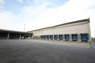 Het is gelegen op een terrein van circa 38.000m². In totaal beschikt deze site over 20.360m² opslagruimte en 500m² kantoorruimte- volledig omheind-...