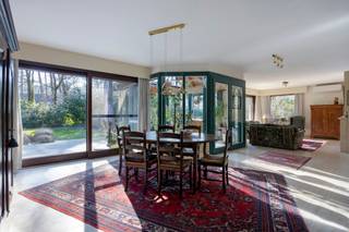 Welkom in Keerbergen! Ontdek deze prachtige villa uit 1996, gelegen in een groene oase vlakbij het meer en in een doodlopende straat. Gezien...