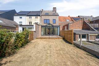 <p>Een buitenkans voor wie op zoek is naar een ruime, karaktervolle en instapklare gezinswoning! Dit voormalige commerciële pand werd in 2025-2026 met veel zorg en oog voor detail omgetoverd tot een <strong>unieke woning met maar liefst 4 slaapkamers en 2 badkamers</strong>.</p><p>De woning combineert ruimte, licht en comfort met een uitstekende ligging in het charmante Hoegaarden. Bovendien beschikt ze over een <strong>EPC-label B</strong> en is de <strong>elektrische installatie conform</strong>.</p><p><strong>Indeling:</strong><br />Op het gelijkvloers bevinden zich een garage, ideaal voor een kleine wagen of als fietsenstalling, een kitchenette en twee extra bergingen, waaronder een authentieke kofferzaal met bijzonder karakter.</p><p>De eerste verdieping biedt een lichtrijke keuken met rechtstreekse toegang tot het <strong>zonnige terras en de tuin</strong>, aangevuld met een gezellige eet- en leefruimte.</p><p>Op de tweede verdieping zijn er <strong>2 ruime slaapkamers</strong> en een eerste badkamer. De derde verdieping omvat nogmaals <strong>2 slaapkamers</strong> en een tweede badkamer.</p><p>Een verrassend ruime en veelzijdige woning met een bijzonder verhaal, een aangename buitenruimte en een topligging. <strong>Een unieke kans die je niet mag missen!</strong></p><p>📅 <strong>Kijkdag: dinsdag 8 september</strong><br />Schrijf je vooraf in via <strong>onderstaande knop</strong>.</p><p>Meer informatie?</p>
