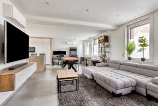 <p>Op een prachtige landelijke locatie in Bever vindt u dit karaktervolle landhuis met een werkelijk indrukwekkend, weids uitzicht over de omliggende velden. De authentieke uitstraling en vorm van de woning werden behouden, terwijl de rechterzijde volledig werd gerenoveerd en ook een belangrijk deel van de linkerzijde reeds werd aangepakt. De woning beschikt momenteel over 3 slaapkamers, waarvan één op het gelijkvloers momenteel dienstdoet als fitnessruimte. Boven bevinden zich twee slaapkamers met praktische dressingruimtes. Eén slaapkamer is bovendien voorzien van aansluitingen voor een douche. Op het gelijkvloers vindt u een moderne badkamer en apart toilet. Op de verdieping is er eveneens een ruim afzonderlijk toilet met lavabomeubel.<br />Een bijzondere meerwaarde is het uitbreidingspotentieel: de volledige bovenruimte aan de linkerzijde kan nog verder worden geïntegreerd in de bestaande woning. Dit maakt het pand eveneens interessant als kangoeroewoning of co-housingproject.</p>
<p>Een unieke eigendom voor wie houdt van karakter, ruimte, natuur en vooral een uitzonderlijk uitzicht:<br />- Adembenemend en weids uitzicht over de velden<br />- Authentiek karakter gecombineerd met hedendaags comfort<br />- Rechterzijde van de woning volledig gerenoveerd<br />- EPC-label B<br />- Asbestveilig<br />- Zonnepanelen<br />- Dubbele beglazing met rolluiken<br />- Lucht-luchtairco met 5 binnenunits<br />- Momenteel 3 slaapkamers<br />- Praktische dressingruimtes<br />- Moderne badkamer op het gelijkvloers<br />- Apart toilet op beide verdiepingen<br />- Extra uitbreidingsmogelijkheden<br />- Potentieel als kangoeroewoning of co-housing<br />- Ideaal voor liefhebbers van rust, natuur en landelijke vergezichten</p>
Contacteer Karin voor een afspraak op één van de bezoekmomenten: 0468/12 68 62<br />Doe uw bod vanaf deze prijs.