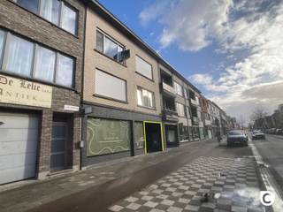 <p><span>Magazijn met bureel op toplocatie!</span></p><p><span>Deze polyvalente kavel met magazijn biedt enorm veel stockageruimte en is optimaal bereikbaar dankzij de nabijheid van de A12 en de E19. Bovendien is het magazijn gelegen in de Jules Moretuslei, vlakbij het centrum van Wilrijk, waardoor u ook de nodige passage en zichtbaarheid geniet. Met dank aan de grote inrij leent het magazijn zich perfect om eenvoudig te lossen en laden, maar ook om rechtstreeks met de wagen/camionette binnen te rijden. Bovendien is er ook ruimte om kantoren in te richten, administratie bij te houden, noem maar op... Kadastraal staat het pand gekend als appartement, dus ook daartoe zijn mogelijkheden. Kortom, een betaalbaar pand met enorm veel potentieel voor gelijk welke invulling en indeling. Neem alvast een kijkje op het grondplan dat u op onze website kan vinden om een beter zicht te krijgen op de huidige indeling.</span></p><p><span> </span></p><p><span>Inkom, doorrij, & magazijn:</span></p><p><span>De inkom van het magazijn ligt achter een grote poort van 3 meter breed. Samen met de overdekte doorrij en het magazijn beschikt u maar liefst over een stockageruimte van maar liefst 152m². Met dank aan de hoge plafonds kan er ook in de hoogte worden gewerkt .Aan werk- alsook opslagruimte is hoegenaamd geen gebrek. </span></p><p><span> </span></p><p><span>Bureel-/archiefruimte:</span></p><p><span>Deze ruimte bestaat uit 5 compartimenten, ideaal als kantoor, atelier, archief,... Uiteraard kan u hier ook een toilet vinden alsook de nodige aansluiting voor bijvoorbeeld een kitchenette, douche,...</span></p><p><span> </span></p><p><span>Extra troeven:</span></p><p><span>- Toplocatie</span></p><p><span>- 224m²</span></p><p><span>- Geen maandelijkse lasten</span></p><p><span>- Polyvalent pand</span></p><p><span>- Laag KI</span></p><p><span> </span></p><p><span>*</span><span>Renovatieplicht:</span><span> binnen de 6 jaar na aankoop label D of beter behalen</span></p>