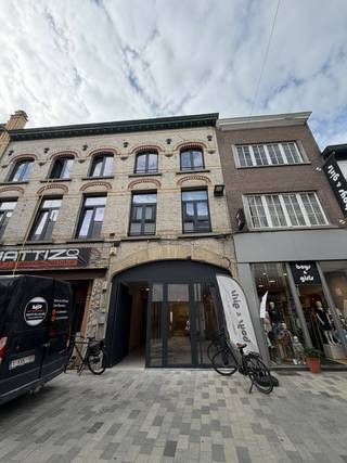 <strong>Bezoeken? ENKEL OP AFSPRAAK via: stephanie@immodelestre.be</strong><br />Dit moderne <strong>COMPLEET VERNIEUWD (1E VERDIEP) energiezuinig app.</strong> bevindt zich in de Kattestraat, pal in het centrum van Aalst in een kleinschalig rustig gebouw met slechts één andere medebewoner. Dankzij de centrale ligging zijn winkels, horeca en andere voorzieningen vlot te voet bereikbaar. Er is geen lift aanwezig. <strong>Dit app. omvat: </strong>een inkomhal, een ruime woonkamer met open en volledig ingerichte keuken, twee slaapkamers, ruime berging, een afzonderlijk toilet en een moderne badkamer met inloopdouche, regendouche en lavabomeubel. Achteraan beschikt het appartement over<strong> een aangenaam en zonnig terras.</strong> Bij de renovatie werd bijzonder veel aandacht besteed aan kwaliteit, comfort en energiezuinigheid. Zo is het appartement uitgerust met vloerverwarming, een warmtepomp, videofoon en hoogrendementsbeglazing én een gemeenschappelijke fietsenberging op het gelijkvloers.<strong> EPC-score: A++ – een uitstekende energieprestatie en dus bijzonder energiezuinig.<br />Huurprijs: € 925 per maand. Gemeenschappelijke kosten: 25 euro per maand. Onmiddellijk beschikbaar. Elektriciteit conform. </strong>