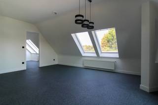 <p><span>In deze mooie, verzorgde residentie bieden wij u met plezier dit appartement met 1 slaapkamer aan.</span></p><p><span>Ideale ligging: het centrum van Maasmechelen en alle basisvoorzieningen binnen handbereik!</span></p><p><span>Het appartement is gelegen op de zolderverdieping en geniet van een aangename lichtinval. Er is een lift in het gebouw aanwezig die toegankelijk is tot de verdieping net onder het appartement, het laatste stukje is bereikbaar via de trap.</span></p><p><span>De studio beschikt over een moderne keuken en een vernieuwde badkamer. De vloeren zijn afgewerkt met stijlvol steentapijt, wat zorgt voor een tijdloze en onderhoudsvriendelijke uitstraling.</span></p><p><span>Verder beschikt het appartement over een privatieve parkeerplaats, wat zorgt voor extra comfort en gemak.</span></p><p><span>Troeven:</span></p><ul><li><span>Epc C label</span></li><li><span>EK conform tot 2044</span></li><li><span>Moderne keuken en badkamer</span></li><li><span>Rustige residentie</span></li><li><span>Privatieve parkeerplaats inbegrepen</span></li></ul><p><span> </span></p><p><span>Ideaal als starterswoning of investering! Interesse? </span></p><p><span>Neem gerust contact op voor meer informatie of het inplannen van een bezichtiging: 0484.35.70.31 of diana@jemar.be! </span></p>