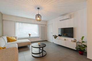 Ontdek deze instapklare woning met een ideale centrumligging, waar comfort, ruimte en energiezuinigheid hand in hand gaan. Deze perfect onderhouden gezinswoning beschikt over 4 volwaardige slaapkamers en is volledig klaar voor een zorgeloze verhuis.<br /><br />De woning behaalt een uitzonderlijk EPC A, wat garant staat voor een zeer laag energieverbruik. Dankzij de nieuwe cv-ketel, zonnepanelen met thuisbatterij (10kW), regenwaterput én geboorde put geniet u van maximaal comfort met minimale kosten. Bovendien is de elektrische installatie conform en is er geen asbest aanwezig – extra gemoedsrust verzekerd.<br /><br />Binnenin zorgen talrijke ingemaakte kasten voor praktische opbergruimte. De kwalitatieve, volledig uitgeruste keuken met hoogwaardig werkblad vormt het hart van de woning en biedt alle comfort voor kookliefhebbers.<br /><br />Buiten wacht een aangename tuin met terras waar het heerlijk vertoeven is. Het aanwezige zwembad maakt het plaatje compleet en zorgt voor pure ontspanning tijdens zonnige dagen.<br /><br />De dubbele garage biedt parking en extra bergruimte.<br /><br />Kortom, een energiezuinige, ruime en kwalitatieve woning op toplocatie in het centrum, vlakbij winkels, scholen en openbaar vervoer. Een unieke kans voor wie stijlvol en toekomstgericht wil wonen.<br /><br />Meer info: arno@woonvast.be of 0478 44 20 90