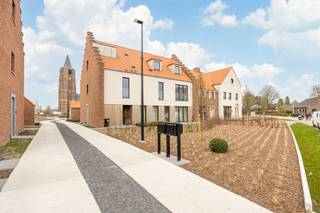 Ontdek deze uitzonderlijke penthouse-residentie van ca. 250 m², gelegen op een van de meest rustige en historische locaties van Weelde. Een...