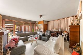 Op een centrale ligging in het hart van Gits, op wandelafstand van winkels, horeca en andere dagelijkse voorzieningen, bevindt zich deze ruime woning met heel wat mogelijkheden. Dankzij de vlotte verbinding met de omliggende gemeenten combineert u hier centraal wonen met een uitzonderlijke hoeveelheid ruimte. Via de zijoprit heeft u rechtstreeks toegang tot de ruime koer van maar liefst 273 m², met achteraan een loods van 85 m². Een absolute meerwaarde voor wie op zoek is naar extra parkeer-, opslag- of hobbyruimte.<br /><br />De woning zelf biedt aangename, ruime vertrekken en beschikt bovendien over een gunstig EPC-label C. Op het gelijkvloers bevinden zich de inkomhal, een ruime voorplaats, hal, lichtrijke leefruimte, ruime geïnstalleerde keuken, badkamer en praktische wasplaats.<br />Op de eerste verdieping vindt u de nachthal, een apart toilet, drie volwaardige slaapkamers en een bijkomende bergruimte.<br /><br />Wie op zoek is naar een ruime woning met extra opslag- en buitenruimte op een centrale ligging, vindt hier een eigendom met bijzonder veel mogelijkheden.<br /><br />Interesse? Contacteer Ward via 0470 20 66 88 voor meer informatie of een bezoek.