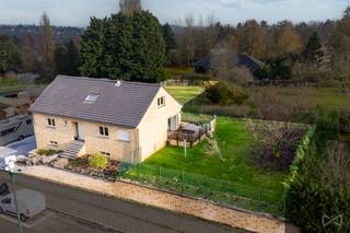 HOEILAART – Ontdek deze moderne woning op wandelafstand van het treinstation en de winkels. Deze woning uit 2005 beschikt over +/- 300 m²...