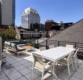 Unieke penthouse met terras van 30m²<br /><br />Bezichtigingen deze zaterdag en zondag (5-6 september) – neem contact op met de verkoper om een afspraak te maken: rueduprogres23@outlook.com of +32495931342<br /><br />***<br /><br />Een unieke penthouse op een steenworp van het Rogierplein, midden in de trendy "Manhattan"-wijk van Brussel. Je kan niet beter verbonden zijn: metrostation Kruidtuin (met zijn prachtige tuinen en concertzaal) ligt op één halte, De Brouckère en de historische binnenstad zijn een korte tramrit verwijderd, en het station Brussel-Noord ligt vlakbij.<br /><br />Dit lichte en ruime appartement van 96 m² op de bovenste verdieping omvat 2 slaapkamers en een woonkamer vol natuurlijk licht dankzij de grote ramen. Eikenhouten vloeren, LED-spots in alle kamers, en grote ingebouwde maatkasten in verschillende kamers met veel opbergruimte. De elektrische installatie is conform gekeurd, het gebouw beschikt over een lift, en het EPC-label is D.<br /><br />Het absolute pluspunt is het uitzonderlijke terras van 30 m², georiënteerd op het zuidwesten en volledig open, zonder enige belemmering voor de zon. Hierdoor geniet het terras de hele dag van veel licht. Het appartement beschikt daarnaast over een private kelder van 10 m² en biedt toegang tot een grote gemeenschappelijke tuin en fietsenstalling.<br /><br />Mogelijkheid tot aankoop van een ondergrondse parkeerplaats in het gebouw voor een meerprijs van € 25.000. Dankzij de aantrekkelijke ligging kan de parkeerplaats ook zeer gemakkelijk worden verhuurd, wat dit ook een interessante investeringsmogelijkheid maakt.