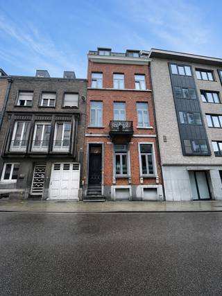 Dit gelijkvloers appartement in het centrum van Leuven is beschikbaar vanaf 15 oktober 2026! Op minder dan 50 meter bevinden zich winkels, supermarkten, ontspanningsmogelijkheden en leuke bezienswaardigheden. Ook de bereikbaarheid is een groot pluspunt: op wandelafstand vind je verschillende bushaltes en het station van Leuven.<br /><br />Het appartement bestaat uit een inkomhal. Op de gelijkvloers bevindt zich een ruime slaapkamer met schouw en prachtig afgewerkt plafond. De hoge plafonds zorgen voor een ruimtelijk gevoel en de grote ramen voor voldoende lichtinval. Daarnaast is er de badkamer met een bad/douche combinatie, een design wastafel en spiegel, en ingebouwde kasten. Er is zelfs mogelijkheid om een wasmachine in de kast te plaatsen. Een verdiep hoger bevindt zich de leefruimte met zicht op de stadstuin, voorzien van een ingebouwde kast en bureau.<br /><br />Dit zonnige en lichtrijke appartement heeft ook een benedenverdieping. Hier kom je in een zeer ruime, open en goed uitgeruste keuken met ingebouwde kasten, enkele wasbak, 4 gasvuren, dampkap, ingebouwde combi-oven en koelkast met vriesvak. Naast de keuken bevindt zich een toilet met een aparte design wastafel. Aan de andere kant van de keuken, aan de achterzijde van het gebouw, is er een zeer mooie en ruime stadstuin met aangrenzend terras van in totaal 90 m². Bovendien is er ook een kelder aanwezig.<br /><br />Dit pareltje is beschikbaar vanaf 15 oktober 2026 en kan enkel gehuurd worden als hoofdverblijfplaats met een langetermijncontract. De huurprijs bedraagt € 1300 + € 35 gemeenschappelijke kosten. Alle andere nutsvoorzieningen (water, gas en elektriciteit) zijn zelf te voorzien. Interesse in een bezoek? Plan dan snel een afspraak via onze online agenda!<br /><br />Interesse in een bezichtiging? Plan snel een afspraak op https://immojanstas.be/nl/huren via onze online agenda, de snelste en efficiëntste manier om een bezichtiging in te plannen! Voor vragen zijn wij beschikbaar op het nummer 016 23 90 81, elke weekdag van 10u tot 13u.
