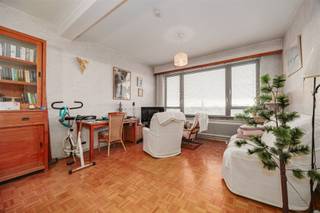 <p><span>Dit </span><span>2-slaapkamerappartement</span><span> met </span><span>terras en kelder</span><span> bevindt zich op de 8e verdieping van de Bleekhofstraat 117 in Antwerpen-Borgerhout. In de directe omgeving vindt u tal van winkels, het openbaar vervoer en belangrijke invalswegen, terwijl het stadscentrum in minder dan 15 minuten bereikbaar is.<br />Optioneel kan een </span><span>parkeerplaats</span><span> worden aangekocht tegen meerprijs. </span></p><p><span> </span></p><p><span> </span></p><p><span>Indeling</span></p><p><span>- ruime woonkamer en eetkamer </span></p><p><span>- keuken</span></p><p><span>- slaapkamer 1 </span></p><p><span>- slaapkamer 2 </span></p><p><span>- badkamer met ligbad en lavabo</span></p><p><span>- inkomhal</span></p><p><span>- toilet</span></p><p><span>- terras</span></p><p><span>- kelder</span></p><p><span> </span></p><p><span>Troeven</span></p><p><span>- centrale ligging vlakbij Antwerpen centrum</span></p><p><span>- elektrische installatie conform AREI</span></p><p><span>- gunstig EPC kengetal van 282 kWh/m²jaar</span></p><p><span>- het appartement en de garageplaats zijn verhuurd</span></p><p><span>- garage apart beschikbaar mits meer prijs van 22.000 euro</span></p><p><span> </span></p><p><span>Ben jij geïnteresseerd in dit appartement te koop in Antwerpen Borgerhout, ben je op zoek naar ander vastgoed, een investering of wens je de waarde van jouw eigendom te kennen? Dan ben je bij BOLT immo aan het juiste adres! Wij helpen jou graag verder.</span></p><p><span> </span></p>