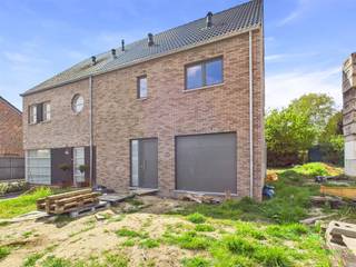 In een doodlopende straat aan de verbindingsweg tussen Sint-Truiden en Tienen, vinden we in Linter deze zeer ruime nieuwbouwwoning op...