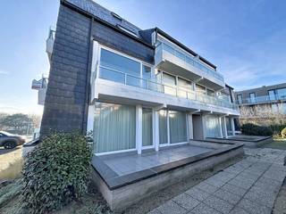 Op een rustige en aangename ligging in Oostduinkerke, op wandel- en fietsafstand van zee, duinen en lokale handelszaken, vinden we dit charmante duplexappartement terug.<br />Dankzij de uitstekende oriëntatie en praktische indeling is dit een ideale woonst voor zowel vaste bewoning als tweede verblijf.<br />Het appartement bevindt zich op de tweede verdieping en verwelkomt je via een inkomhal die meteen aansluit op de open keuken om dan over te gaan naar een gezellige en lichtrijke leefruimte én de trap naar de bovenverdieping. Vanuit de leefruimte heb je toegang tot het zuidgericht terras, waar je volop kan genieten van de zon en de rust.<br />Op de derde verdieping bevindt zich de ruime slaapkamer met inpandige slaaphoek en badkamer met ligbad en toilet. Deze verdieping biedt de nodige privacy en comfort.<br />Kortom, een aangename duplex op een gegeerde locatie aan de kust, perfect als vaste woonst, investering of tweede verblijf.