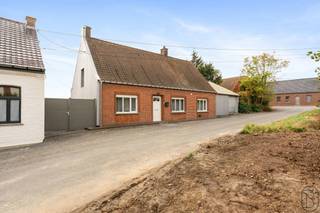 Deze degelijk gebouwde woning met garage en tuin biedt tal van mogelijkheden voor wie op zoek is naar een comfortabel huis met karakter en ruimte om verder te ontwikkelen.<br /><br />INDELING: op het gelijkvloers vind je een lichte leefruimte, een functionele keuken, badkamer met alle comfort en een wasplaats. De woning beschikt over een praktische garage met plek voor 2 auto's. De zolder biedt bovendien de mogelijkheid tot inrichting van twee extra slaapkamers en een extra badkamer.<br /><br />TROEVEN: dubbele beglazing in pvc, centrale verwarming via mazoutkachel, regenwaterput, en een stevig zadeldak. De woning is goed onderhouden en biedt veel potentieel om naar eigen smaak te moderniseren.<br /><br />Bezoek na afspraak met <strong>IMMO BEGUIN</strong>:<br />📧 info@immobeguin.be