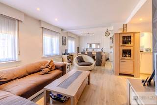 Ruim handelspand op een uitstekende locatie te Berlaar! <br /><br />Welkom in dit ruim handelspand met een mooie commercieel gelijkvloers en prachtig appartement met 3 slaapkamers! Dit unieke handelspand met veel mogelijkheden is gelegen op een uitstekende locatie nabij het centrum en station van Berlaar en geniet deze eigendom van een uitstekende zichtbaarheid, vlotte bereikbaarheid en tal van mogelijkheden! <br /><br />Op het gelijkvloers is er een mooie en ruime commerciële ruimte (momenteel gebruikt als slagerij) dat vele mogelijkheden biedt! <br /><br />De eerste verdieping is voorzien van een mooie lichtrijke woonkamer die naadloos overgaat tot de moderne en geïnstalleerde keuken. Vanuit de leefruimte krijgt u toegang tot het fantastisch en zonnig terras waar het heerlijk vertoeven is in de zomer! Op deze verdieping is er een functionele berging aanwezig en de badkamer die is voorzien van een bad, douche, dubbele lavabo en toilet. <br /><br />Op de tweede verdieping zijn er 3 mooie volwaardige slaapkamers aanwezig! <br /><br />Ten slotte is er helemaal achteraan nog een garage aanwezig!<br />Stedenbouwkundige inlichtingen &amp; maatregelenregister zijn in aanvraag. <br /><br />Troeven: <br />+ Ruim handelspand <br />+ Appartement met 3 slaapkamers <br />+ Toplocatie nabij centrum Berlaar<br />+ Energiezuinig EPC label B <br />+ Fantastisch zonnig terras!<br /><br />Hebt u interesse in dit unieke handelspand op toplocatie te Berlaar? <br />Contacteer ons via info@debaco.be of bel ons op 014/73.77.77 voor een bezoek ter plaatse!