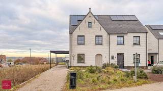 Inkomhal, living met open ingerichte keuken, bijkeuken, 4 slaapkamers, badkamer met inloopdouche, vaste trap naar zolder (= 4de slaapkamer, bureel  of hobbyruimte), terras, carport en zuidwest gerichte tuin met verzicht. Zonnepanelen aanwezig, De woning is volledig geschilderd en alle verlichting is aanwezig.