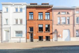 <strong>Ben je op zoek naar een uitzonderlijk ruime woning met tot 6 slaapkamers, tuin en tal van mogelijkheden in Aalst? Gevonden!</strong><br />Deze karaktervolle woning verrast met maar liefst 281 m² bewoonbare oppervlakte en biedt bijzonder veel mogelijkheden voor grote of samengestelde gezinnen. De woning is op te frissen, maar beschikt met een gunstig EPC-label B over een goede basis. Dankzij de verschillende leef-, slaap- en sanitaire ruimtes verspreid over meerdere verdiepingen is de woning interessant voor wie ruimte zoekt voor kangoeroewonen, een inwonend familielid, oudere kinderen of een combinatie van wonen en werken. Achteraan geniet je van een overdekt terras en een aangename tuin, een absolute meerwaarde bij deze ruime stadswoning.
<p>De indeling is bijzonder royaal. Op het gelijkvloers bevinden zich de inkomhal, een ruime badkamer, een slaapkamer/leefruimte en een keuken van 18 m² met toegang naar buiten. De eerste verdieping omvat een afzonderlijk toilet, woonkamer, eetkamer, en een multifunctionele ruimte van 20m². Op de tweede verdieping bevinden zich drie slaapkamers, waarvan één met ingebouwde kastruimte. De derde verdieping biedt nog twee kamers, een kitchenette en sanitaire ruimte. Helemaal bovenaan is er bovendien nog extra zolderruimte.<br /><br />Een unieke woning voor wie veel ruimte, flexibiliteit, een tuin én een gunstige energieprestatie zoekt en het geheel verder naar eigen smaak wil afwerken. Contacteer ons snel voor een bezoek en ontdek zelf alle mogelijkheden van deze bijzondere eigendom!</p>