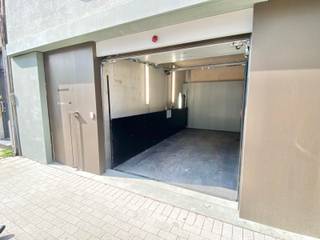 Parkeerplaats gelegen op de -1 verdieping van een recent gebouw met een uitstekende ligging.<br />Huur: €65/maand<br />Forfait kosten: €10/maand<br />Onmiddellijk beschikbaar