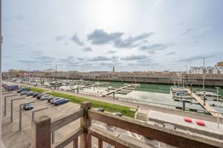 Res. Eye of the wind:<br />Mooi appartement gelegen in een standingvolle residentie op de Rederskaai in Zeebrugge.<br />Indeling: Inkomhal met gastentoilet, berging met aansluiting voor wasmachine, living met aanpalend het zuidgericht terras, open keuken, 2 slaapkamers en een badkamer met ligbad. Het appartement is voorzien met een mooi parket. Grote blikvanger is het prachtige zicht op de jachthaven van Zeebrugge.<br />Mogelijkheid om een makkelijk in te rijden garagebox op het gelijkvloers bij te kopen.<br />Vrij bij akte.<br />A517