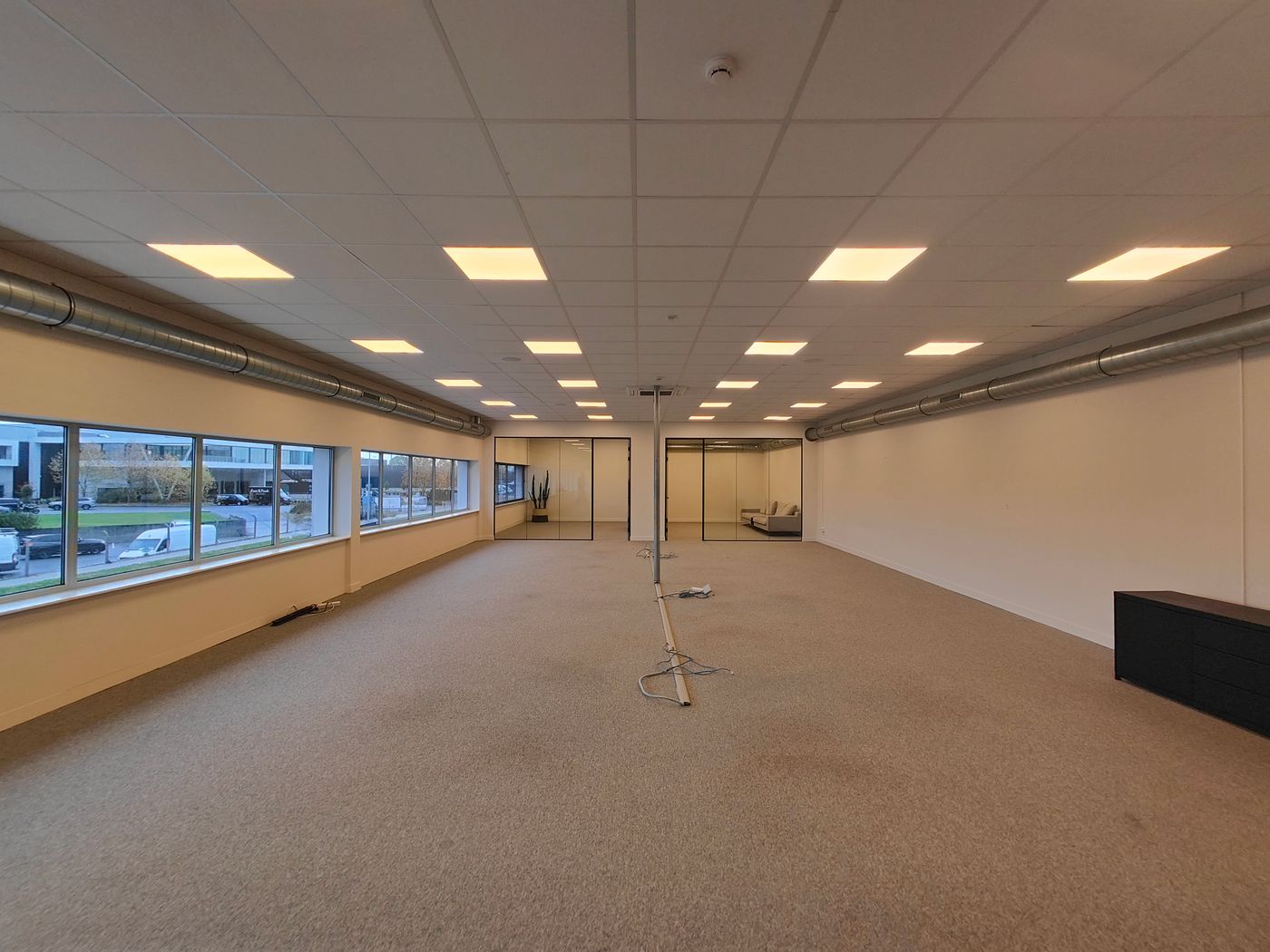 Instapklaar kantoor +/- 240 m² te koop in de Pathoekeweg te Brugge - foto 2