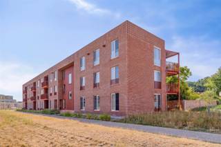 <h1><span>TOP 3-SLAAPKAMERAPPARTEMENT | GEMEUBELD | RESIDENTIE CUNNINGHAM</span></h1><p><span>Wonen in alle comfort, in een gloednieuwe residentie aan het groene Fort 5? Dit prachtig gemeubelde 3-slaapkamerappartement in Residentie Cunningham combineert hedendaags wooncomfort met een rustige, groene omgeving.</span></p><p><span>Het appartement beschikt over een ruime en lichtrijke leefruimte met grote raampartijen, een volledig uitgeruste open keuken en een aangenaam terras. De moderne keuken sluit mooi aan bij de leefruimte en is voorzien van alle nodige toestellen.</span></p><p><span>Verder zijn er drie volwaardige slaapkamers, een stijlvolle badkamer, een apart gastentoilet en een praktische berging aanwezig. Het appartement wordt volledig gemeubeld aangeboden en is bijgevolg meteen instapklaar.</span></p><p><span>Residentie Cunningham is een recente, kwalitatieve nieuwbouwresidentie met veel aandacht voor comfort en energiezuinig wonen. De ligging naast Fort 5 zorgt voor een uitzonderlijke combinatie van rust, groen en bereikbaarheid. Winkels, scholen, openbaar vervoer en belangrijke invalswegen bevinden zich in de nabije omgeving.</span></p><p><span>Troeven:</span></p><ul><li><span>Volledig gemeubeld</span></li><li><span>3 slaapkamers</span></li><li><span>Nieuwbouwresidentie</span></li><li><span>Lichtrijke leefruimte</span></li><li><span>Volledig uitgeruste open keuken</span></li><li><span>Terras</span></li><li><span>Moderne badkamer</span></li><li><span>Praktische berging</span></li><li><span>Energiezuinig en comfortabel wonen</span></li><li><span>Gelegen naast Fort 5</span></li><li><span>parkeerplaats verplicht bij te nemen (100 euro/maand)</span></li></ul><p><span> </span></p><p><span>Een uniek aanbod voor wie op zoek is naar een stijlvol, volledig ingericht en instapklaar appartement op een rustige toplocatie.</span></p>