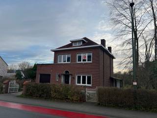 Zeer charmante woning met prachtige tuin op bijna 30 aren.Deze woning heeft een ruime inkomhal, 2 leefruimtes , een eetkamer, een veranda/bureel,een...
