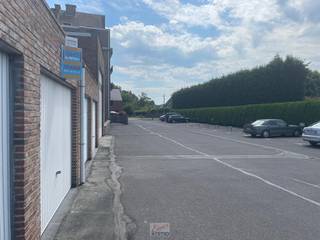 Droge en robuuste garage, gemakkelijk te bereiken (geen hoogte of breedte belemmeringen) TE KOOP.<br /><br /><u>Afmetingen :</u><br />Binnenmaat poort: hoogte poort: 2,02m. Breedte poort: 2,37m.<br />Binnenmaat garage: 5,52m diep, 2,85m breed ( dus ongeveer 16 m² binnen oppervlakte) en 2,45m hoog.<br />Perceel zou volgens kadaster 23 m² zijn.<br />Bezoeken op afspraak - 056/705262 of info@expertimmo.be<br /><br /><u>Wettelijke info : </u><br />Watergevoelig openruimtegebied : neen<br />Stedenbouw : Geen beschermd monument, niet op inventaris, Vergunning uitgereikt, Woongebied, Geen dagvaarding uitgebracht, Geen voorkooprecht ruimtelijke ordening aanwezig, Geen Verkavelingsvergunning, geen overstromingsgebied, niet gelegen in afgebakend oevergebied.<br />Watertoets : P en G-score : A en A, geen natte voeten hier dus.<br />Erfgoed : niet van toepassing.<br />Maatregelenregister : geen nadelige maatregelen gekend<br />Vrij : bij akte<br />Asbest : Asbestveilig (maar niet asbest vrij)<br />Niet-geindexeerd KI (basis voor berekening jaarlijkse onroerende voorheffing) : 61 euro<br /><br /> 