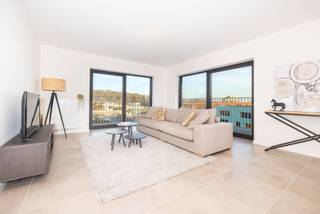 <p><span><strong>VILVOORDE</strong></span> - Dit appartement met 3 slaapkamers ligt in de fase <em>'t Brughuis</em> en biedt een moderne leefomgeving binnen het toonaangevende project 4 Fonteinen. Dankzij de strategische ligging bent u snel in Brussel, Mechelen of Antwerpen, terwijl u toch kunt genieten van een rustige omgeving.</p>
<p>Het appartement heeft een comfortabele woonkamer met open keuken en directe toegang tot een privéterras. De drie slaapkamers bieden tal van inrichtingsmogelijkheden, geschikt voor een gezinsleven of een combinatie van wonen en telewerken. De afwerking is verzorgd en de uitrusting is ontworpen voor duurzaam gebruik.</p>
<p>Individuele gasverwarming, dubbele ventilatie en geluidsisolatie zorgen voor een optimaal wooncomfort. De groene ruimtes en winkels in de buurt dragen bij aan een aangename levenskwaliteit.</p>
<p>Dit pand wordt opgeleverd met de mogelijkheid om te profiteren van 6% btw en is perfect geschikt voor actieve gezinnen die mobiliteit, ruimte en duurzaamheid willen combineren. De oppervlakten zijn indicatief. Neem contact met ons op voor meer informatie.</p>