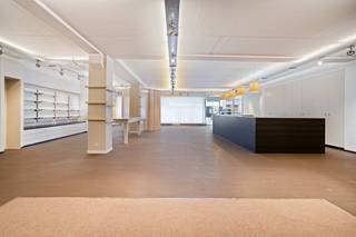 Dit handelspand is strategisch gelegen in het centrum van Torhout, op wandelafstand van de markt en goed bereikbaar met de auto en het openbaar vervoer.Met een vloeroppervlakte van ca. 400m² geniet u hier van een grote vrijheid om uw commerciële droom te realiseren. Naast de mooie grote winkeloppervlakte is er nog een apart kantoor, keuken, sanitair en verschillende bergruimtes beschikbaar. De toegang tot de handelsruimte is via een automatische schuifdeur en er is ook een aparte zijingang. Een extra troef is de brede gevel met grote raampartijen waardoor je een prachtige etalage kan creëren. Dit pand kan onderhevig zijn aan de renovatieverplichting die door de Vlaamse overheid wordt opgelegd voor niet-residentiële gebouwen die worden omgevormd tot woongelegenheid. Consulteer voor meer informatie de website van het Vlaams Energie- en Klimaatagentschap via https://www.energiesparen.be/nr/renovatieverplichting.Bent u geïnteresseerd in bedrijfsvastgoed bestaande uit een handelspand te koop in Torhout? Aarzel dan niet om ons te contacteren op het nummer 051 21 22 23.