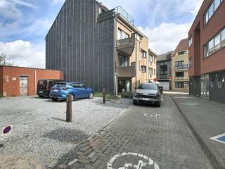 Dit handelspand wordt te koop aangeboden in de Scheldestraat, een zijstraat van de Kouterstraat, in het centrum van Temse.<br /><br />Het pand omvat een grote open ruimte met een netto oppervlakte van 99 m2. Er is tevens een berging (10 m2) en een apart toilet.<br /><br />Ideaal voor ondernemers die een middelgrote winkel of kantoor zoeken.<br /><br />Het pand werd gebouwd in 1993 en is in goede staat. Het winkelpand heeft een afzonderlijke ingang en beschikt over dubbel glas.<br /><br />Het wordt verwarmd met elektrische accumulatoren.<br /><br />De afgelopen jaren werd het pand gebruikt als buurthuis, de huur loopt binnenkort af.<br /><br />Neem snel contact op via dewaele.com als u ook op zoek bent naar een handelspand of kantoorruimte in het centrum van Temse.<br /><br />Bestuursmaatregelen in het maatregelenregister: nee
