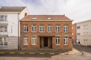 <p><strong>Quares - TREVI Groep presenteert :<br />Prachtige interbellum herenwoning met tuin en garage (vrij beroep mogelijk)</strong></p>
<p>Deze prachtige herenwoning uit het interbellum werd totaal gerenoveerd in 2018. Hierbij werd er gewerkt met kwalitatieve en hoogwaardige materialen alsook werd er rekening gehouden met een optimale indeling van de ruimtes. Een enorm ruimtegevoel werd gecreëerd door grote raampartijen, een goede vormgeving en de juiste oriëntatie waarbij het behoud van authentieke elementen centraal staat. De uitzonderlijk gevelbreedte (+/- 13m) voor een woning in de binnenstad zorgt voor veel daglicht in de ruimtes, zowel op het gelijkvloers als op de verdiepingen.</p>
<p>Bij het betreden van het pand krijg je een instant wauw-gevoel door de hoge plafonds, tegel- en houtvloeren in combinatie met modern comfort en warme materialen. De leef- en eetruimte zijn volledig opengetrokken waarbij je een directe connectie ervaart met de achterliggende tuin. De houthaard zorgt voor extra sfeer en gezelligheid. De semi-open keuken bevindt zich in een L-vorm met de leef-en eetruimte. Hierdoor is de leefkeuken het centrale hart van de woning waar je een leuke interactie kan ervaren tussen koken, aperitieven, gezelligheid en wederom dezelfde connectie met de achterliggende tuin. Door de grote schuiframen kan je een binnen/buiten gevoel creëren waarbij bij zonnig weer deze ruimtes naadloos in elkaar overlopen. De keuken is volledig uitgerust met kasten en toestellen en beschikt naast voldoende opbergruimte over voldoende werkruimte voor de hobbykok. Naast de keuken bevindt zich nog een ruime bergruimte.</p>
<p>Vooraan aan de woning is er een afzonderlijke bureauruimte voorzien, ideaal voor thuiswerk, maar geeft ook opportuniteiten voor vrije beroepen. <br />Verder is er nog een ruime inkomhal met afzonderlijk gastentoilet en ruimte voor vestiaire. <br /><br />Via de trap kan je naar de eerste verdieping. Hier bevinden zich de masterbedroom met dressingruimte. Verder zijn er nog twee zeer ruime slaapkamers, alsook een prachtige badkamer uitgerust met dubbele lavabo, ligbad, en inloopdouche. Er is tevens een afzonderlijk toilet.</p>
<p>Op de tweede verdieping bevinden zich nog een polyvalente ruimte, volledig onder een prachtig houten dakgebinte, dat naar wens kan worden ingericht. Denk aan extra slaapkamers, hobbyruimte, extra kantoorruimte,.. . Hier zijn tevens aansluitingen voorzien voor een tweede badkamer.</p>
<p>De tuin met terras is volledig aangekleed en gezellig ingericht, ideaal om te ontspannen. Er is zowel een zijingang voorzien alsook een toegang naar de overdekte staanplaats die gekoppeld is aan het perceel (toegang via Lange Nieuwstraat). De garage is naast autostalplaats ideaal als fietsenberging en opbergruimte.</p>
<p>Deze woning is ideaal voor mensen die van ruimte en modern comfort houden en de aanwezigheid van zeer veel natuurlijk daglicht in hun woning cruciaal vinden. Daarnaast heeft de woning een zeer laag E-peil en zorgt doorgedreven isolatie aan de binnenzijde voor een aangenaam binnenklimaat. Domoticasysteem bedienbaar via app aanwezig.</p>
<p>De zolder zorgt ervoor dat de koper nog een eigen toets kan aanbrengen aan het pand. <br /><br /></p>
<p>Verder is er nog een ruime, droge kelder met vrije hoogte die extra veel opbergruimte biedt. Er is een regenwaterinstallatie die volledig werd vernieuwd in 2026 waardoor de toiletten, buitenkraan en een kraantje voor poetswater in de bergruimte op regenwater werken (uitbreiding mogelijk naar wasmachine).</p>
<p><br />De woning situeert zich in het hart van de stad, op wandelafstand van openbaar vervoer, winkels, sportfaciliteiten, allen op wandel-/fietsafstand.<br /><br />Laat deze unieke kans niet voorbij gaan.</p>